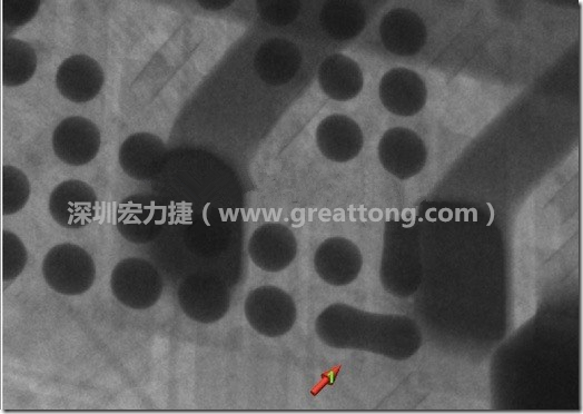 BGA因為焊墊變小，造成錫膏過多而最終形成焊接短路的結果。