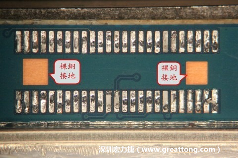 把板對板連接器全部移除，發現其下方板子共有兩個裸銅的方形設計。