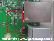 有人認為電容旁邊已經有螺絲將電路板固定于機殼上了，不應該發生電路板彎曲的現象才對。