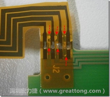 這張圖所顯示的，PCBA工廠實際進行HotBar(熱壓熔錫焊接)焊接的時候，經常會出現這類焊墊之間短路的問題，下面的圖示為比較嚴重的案例，大部分都只有部份溢錫，但這對品質信賴杜已經產生了及大的為害，既使現在測試沒有出現問題，難保在高溫膏濕的環境下不會出現電子遷移(Electromigration)的現象。