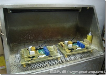 使用噴涂(Spraying)方式作業conformal coating時，需設備抽真空的設備，否則噴涂的物質會飄散到空氣當中，影響人體的健康。