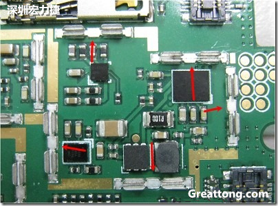圖中顯示一塊電路板使用這種屏蔽夾(shielding clip)的實例?；旧衔覀冊趶澖堑牡胤蕉荚O計擺放了一個屏蔽夾，這樣可以讓作業員比較方便安裝屏蔽罩(shielding can)時的對位準確。然后在其他沒有屏蔽夾的地方也設計了一些接地的布線，一來可以稍微提升屏蔽罩的電磁隔絕能力，另一方面也可以為屏蔽夾無效時，馬上可以更改為屏蔽框，而無需要重新設計電路板。