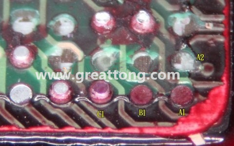 下圖是紅墨水測試后將PCB板子拿回來側一個角度拍攝的照片，就可以很清楚的看到錫球黏在PCB端，或不在PCB端。