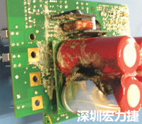 元件選擇不當導致大量電流或電壓流經電路，將會發生像這個燒融電容器的損壞情形。