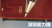 連接器邊緣稍突出于電路板的邊緣。