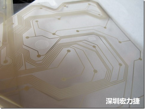 下面第二個圖則是另一片也有著按鍵線路的PTF，當上、下兩面PTF的按鍵結點互相接觸后就可以計算出是哪個按鍵被按下了?？墒钱敯存I沒有按下時，上下兩片PTF的線路則是分開的，所以上圖那片PTF的線路上面其實還另外覆蓋了另一層透明的PET作為絕緣層，只露出了需要在鍵盤按下時才會碰觸的接觸點，因為這些材質使用的都是Polymer，所以才撐這樣的技術為Polydome(聚合簧片)。