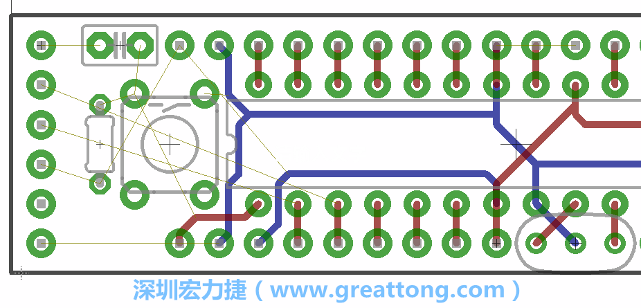 到目前為止，你應該只剩下四個部分還未進行布線，10K重置上拉電阻器、重置電容和1×6的序列排針。