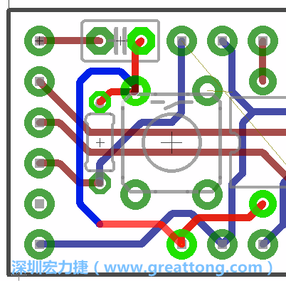 為了要創造一個電路通道，首先要先點擊重置開關的連結點進行布線，在電路板的背面繪制線路直到其它線路前的乾淨區域。