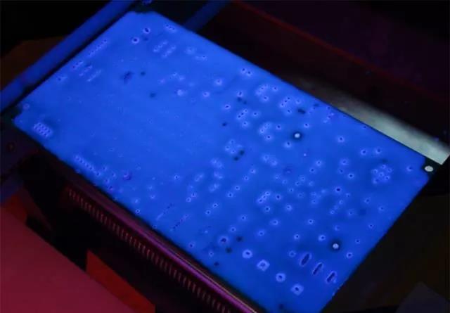 經過涂覆工藝后的PCB，在紫光燈下的拍攝效果，原來coating也可以這么美！