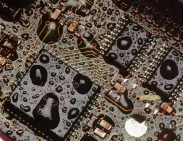 經過涂覆工藝后的PCB，在表面形成透明的保護膜，能有效防止水珠和潮氣侵入，避免漏電和短路。
