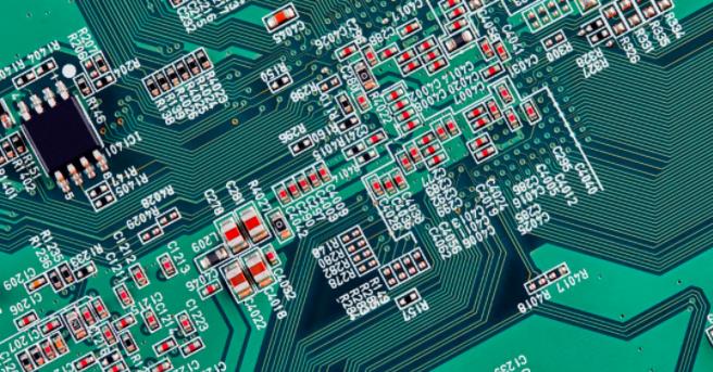 你能在這個復雜的PCB中找到垂直布線嗎？反正我不能